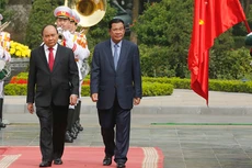 Thủ tướng Nguyễn Xuân Phúc và Thủ tướng Hun Sen duyệt Đội danh dự. 