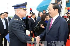 Đại diện Chính phủ Italy đón Chủ tịch nước và Phu nhân tại sân bay quân sự Ciampino, Roma. Ảnh: TTXVN