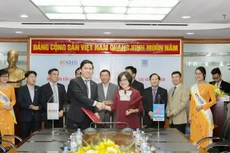Nguyễn Việt Bảo – GĐ Trung tâm kinh doanh SHB và Bà Nguyễn Thị Ngọc Bích - Phó Tổng giám đốc PV Power ký kết hợp đồng tín dụng