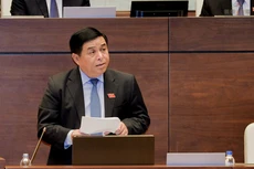 Bộ trưởng Bộ Kế hoạch và Đầu tư Nguyễn Chí Dũng phát biểu trước Quốc hội