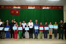 Phó Thủ tướng Trương Hòa Bình tặng quà cho nhân dân xã Hải Định, huyện Hải Lăng. Ảnh: VGP/Lê Sơn