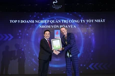 ông Louis T. Nguyễn (bên phải) – Thành viên HĐQT độc lập đã đại diện PVFCCo nhận kỷ niệm chương của BTC. Ảnh: DPM 