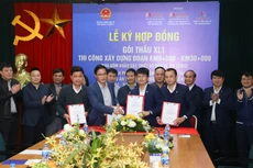 Lễ ký hợp đồng Gói thầu XL1 của cao tốc Quảng Ngãi - Hoài Nhơn diễn ra chiều ngày 26/12/2022 tại Hà Nội. Ảnh Bích Thảo