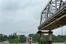 2 nhịp dàn chính của cầu Phong Châu đã bị đổ sập hoàn toàn vào ngày 9/9/2024. Ảnh: Internet