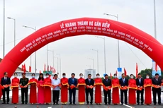 Lãnh đạo thành phố Hà Nội và Bộ Giao thông vận tải phát lệnh thông xe, gắn biển kỷ niệm 1010 năm Thăng Long - Hà Nội cho công trình cầu vượt thấp qua hồ Linh Đàm. Ảnh: Thành Chung