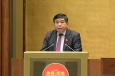 Bộ trưởng Bộ Kế hoạch và Đầu tư Nguyễn Chí Dũng thừa ủy quyền của Thủ tướng Chính phủ trình bày trước Quốc hội tờ trình dự thảo 2 Nghị quyết về thí điểm bổ sung một số cơ chế, chính sách đặc thù phát triển tỉnh Nghệ An và thành phố Đà Nẵng