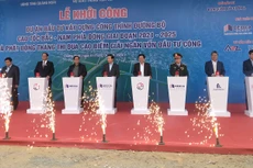 Thủ tướng Chính phủ và đại diện các bộ, ngành, địa phương, nhà thầu nhấn nút khởi công đồng loạt 12 dự án thành phần của tuyến cao tốc Bắc - Nam giai đoạn 2 - ảnh: Việt Dũng