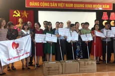 Chương trình cây gậy trắng cho người mù do Bộ KH&ĐT phát động đã đến với nhiều tỉnh thành trong cả nước và hôm nay là ở Thủ đô Hà Nội. Ảnh: Tuấn Dũng