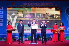 Ông Trần Ngọc Nguyên, Tổng giám đốc BSR nhận bằng khen doanh nghiệp xuất sắc tiêu biểu của UBND tỉnh Quảng Ngãi