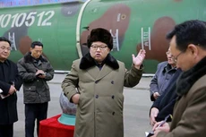 Nhà lãnh đạo Kim Jong-un trò chuyện với các nhà khoa học hạt nhân Triều Tiên. Ảnh:Reuters.