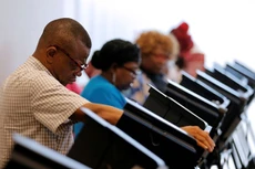 Cử tri Mỹ bỏ phiếu sớm tại thành phố Charlotte, bang North Carolinam ngày 20/10. Ảnh: Reuters.