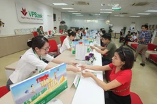 So với thời điểm 31/12/2015, chỉ tiêu huy động của VPBank đã tăng trưởng 9%, cho vay khách hàng tăng 11%. Ảnh: Gia An