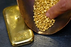 Vàng tăng giá nhờ đôla đi xuống