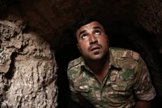Một binh sĩ người Kurd kiểm tra lối vào một đường hầm IS xây dựng ở thị trấn Badana, phía đông Mosul, nơi vừa được giải phóng. Ảnh: AP