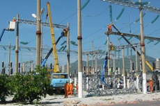 Cạnh tranh gay gắt giữa các nhà thầu xây lắp ngành điện khiến VNECO buộc phải chào thầu giá thấp để trúng thầu. Ảnh: Hải Anh