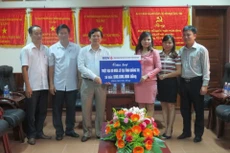 Đại diện BIDV trao kinh phí ủng hộ cho Đại diện UBMTTQVN tỉnh Quảng Trị.