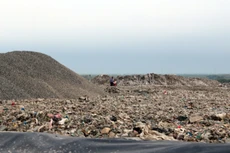 Khu chôn lấp rác và chứa nước thải của bãi rác Đa Phước phát sinh mùi hôi. Ảnh: Hữu Nguyên