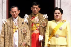 Quốc vương Thái Lan Bhumibol Adulyadej cùng hoàng thái tử Maha Vajiralongkorn và hoàng hậu Sirikit năm 1999. Ảnh: AFP