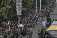 1.000 cựu chiến binh Trung Quốc biểu tình bên ngoài trụ sở Bộ Quốc phòng. Ảnh:Global Times.