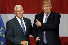 Ông Mike Pence, trái, ứng viên phó tổng thống của đảng Cộng hòa, và ông Donald Trump. Ảnh: CNN