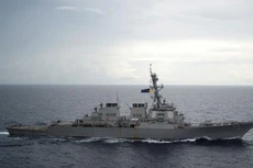 Tàu khu trục USS Decatur của Mỹ hoạt động tại Biển Đông hôm 13/10. Ảnh: Reuters