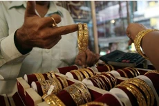 Giá vàng tiếp tục sụt giảm