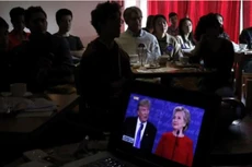 Người Trung Quốc tụ tập xem cuộc tranh luận giữa hai ứng viên tổng thống Mỹ. Ảnh:SCMP