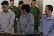 Vũ Đức Nghị (ngoài cùng, bên trái) cùng đồng phạm tại phiên tòa