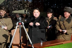 Nhà lãnh đạo Triều Tiên Kim Jong-un thị sát quân đội Triều Tiên tập trận. Ảnh:Japan Times.