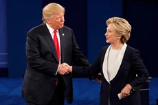 Ông Donald Trump và bà Hillary Clinton bắt tay sau khi phiên tranh luận kết thúc. Ảnh: Reuters