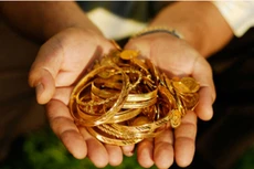 Giá vàng chịu áp lực giảm.