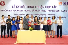 TS Ngô Thu Hà - Phó Tổng Giám đốc Ngân hàng SHB – và PGS. TS Bùi Anh Tuấn - Hiệu trưởng Đại học Ngoại thương - ký thỏa thuận hợp tác