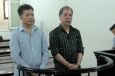 2 bị cáo Nguyễn Đình Bang và Nguyễn Huy Khang tại phiên tòa xét xử giữa năm 2015. Ảnh: Nguyễn Quỳnh