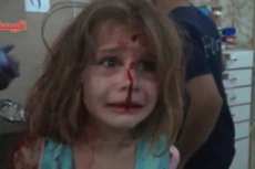 Bé gái Syria mặt chảy máu, khóc gọi cha sau trận không kích
