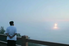 Lãnh đạo Triều Tiên Kim Jong-un thị sát một cuộc tập trận phóng tên lửa. Ảnh:KCNA