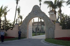 Cổng vào khu biệt thự Mar-a-Lago ở Palm Beach của ông Trump. Ảnh: AP.