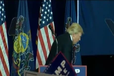 Trump làm bộ giễu Clinton 'không đi nổi 5 mét tới xe hơi'