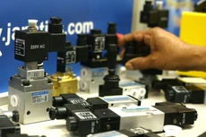 Tỷ lệ cung ứng nguyên, vật liệu và linh kiện tại chỗ của Việt Nam chỉ là 32%. Ảnh: Tiên Giang