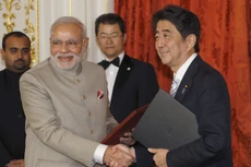 Thủ tướng Abe và người đồng cấp Modi. (Ảnh: AFP)