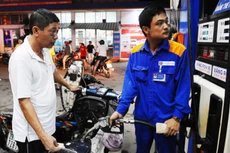 Giá xăng dầu tăng tới 900 đồng một lít từ 15h chiều nay.