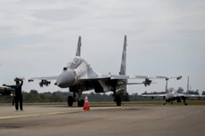 Chiến đấu cơ Sukhoi Indonesia hôm 3/10 hạ cánh xuống sân bay Hang Nadim, Batam, thuộc quần đảo Riau, sau khi huấn luyện cho cuộc tập trận quân sự. Ảnh:Reuters