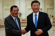 Chủ tịch Trung Quốc Tập Cận Bình (phải) hôm 13/10 bắt tay Thủ tướng Campuchia Hun Sen tại Phnom Penh. Ảnh: Cambodia Daily