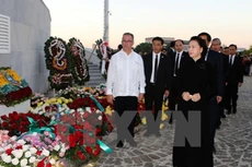 Chủ tịch Quốc hội Nguyễn Thị Kim Ngân dẫn đầu đoàn Việt Nam viếng cựu chủ tịch Cuba Fidel Castro. Ảnh: TTXVN.