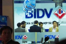 Trong vai khách hàng, một người đàn ông bất ngờ rút súng đe doạ thủ quỹ chi nhánh ngân hàng tại Huế, ôm túi tiền rồi phóng xe tẩu thoát.