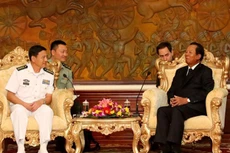 Phó Thủ tướng, Bộ trưởng Quốc phòng Campuchia Tea Banh (phải) tiếp Đại tá Wang Hongli của hải quân Trung Quốc. Ảnh: Xinhua.