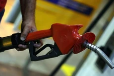 Giá dầu tăng hơn 10% vì OPEC đồng ý giảm sản xuất