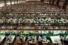 Công nhân làm việc trong một nhà máy dệt ở Việt Nam. Ảnh: Reuters