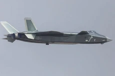 Tiêm kích J-20 biểu diễn tại triển lãm hàng không Chu Hải. Ảnh: Telegraph.