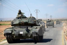 Xe tăng của quân đội Thổ Nhĩ Kỳ trong chiến dịch truy quét phiến quân IS gần làng al-Waqf của Syria. (Nguồn: AFP/TTXVN)