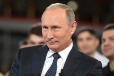 Tổng thống Nga Vladimir Putin trao đổi với các công nhân tại nhà máy ở thành phố Chelyabinsk. Ảnh:Kremlin.